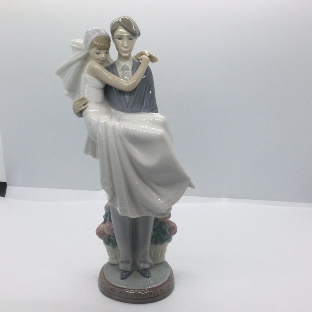 Home LLADRO Figurine Over the Threshold year 1985 beautiful for a Wedding.